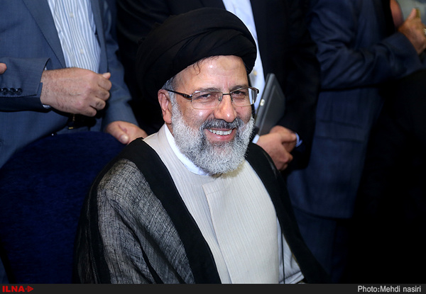 جمع احمدی‌نژادی ها در آستان قدس رضوی