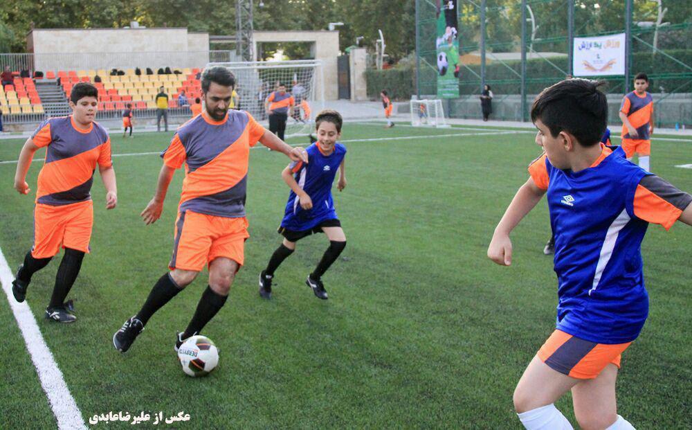 آذری جهرمی در موسسه فرهنگی ورزشی پیام پا به توپ شد