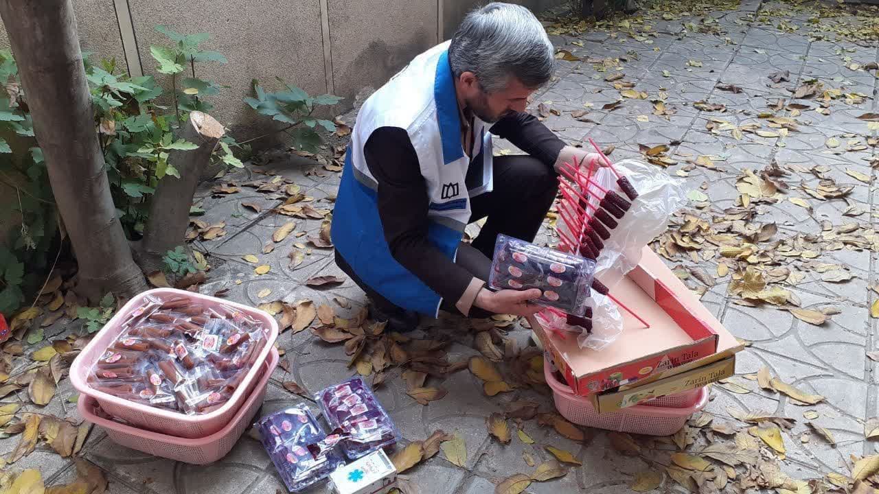 کشف یک تن مواد تقلبی و غیربهداشتی در کارگاه زیرزمینی تولید و بسته‌بندی آلوچه و لواشک