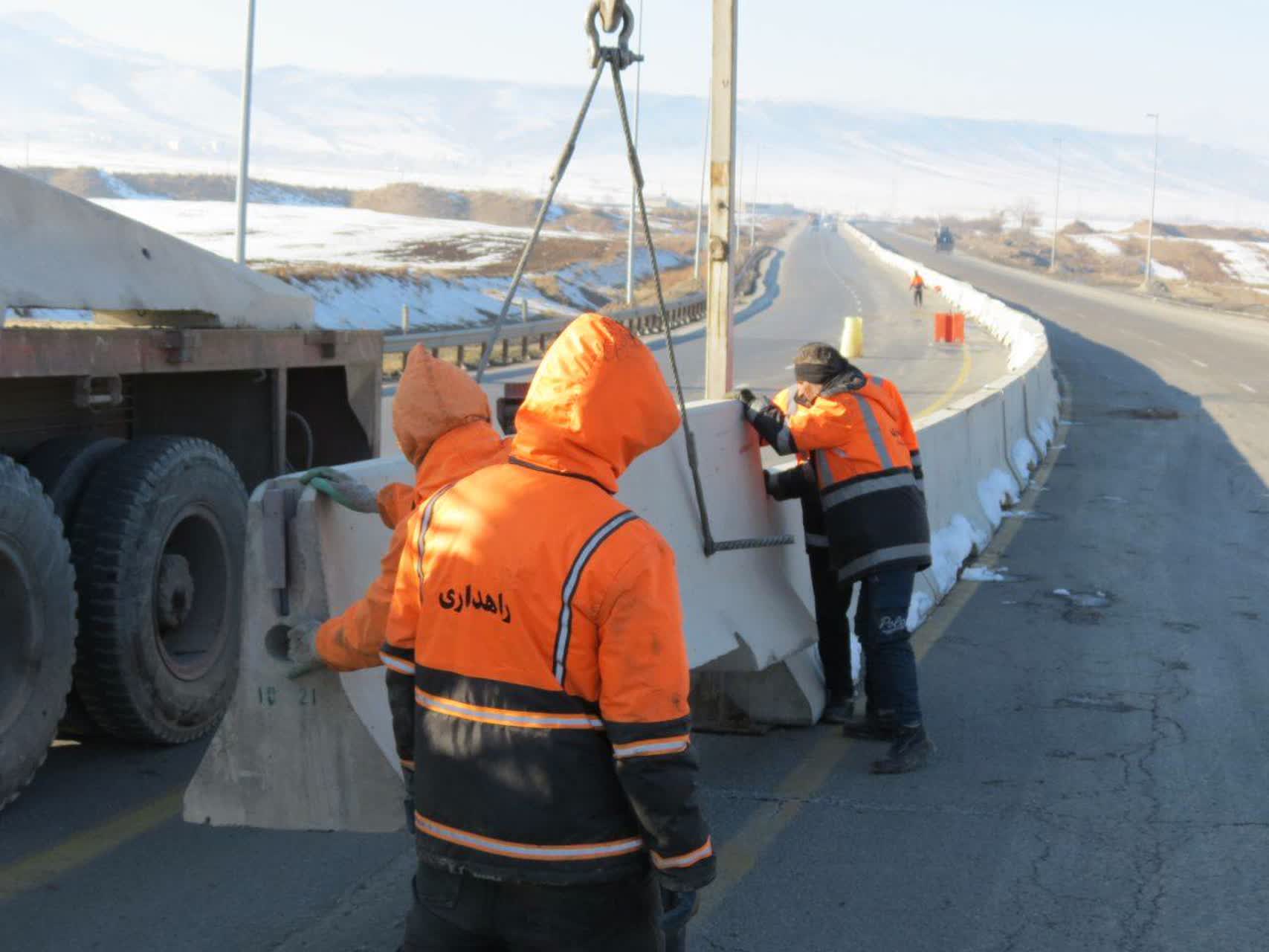 نصب ۱۸ کیلومتر حفاظ میانی طی ۱۰ ماه در محورهای استان همدان