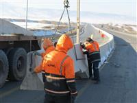 نصب ۱۸ کیلومتر حفاظ میانی طی ۱۰ ماه در محورهای استان همدان