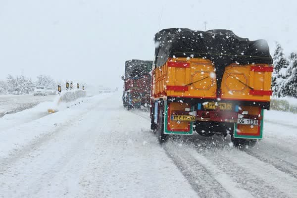 آمادگی ۵۶۳ نیروی راهداری برای آغاز بارش برف در محورهای استان همدان